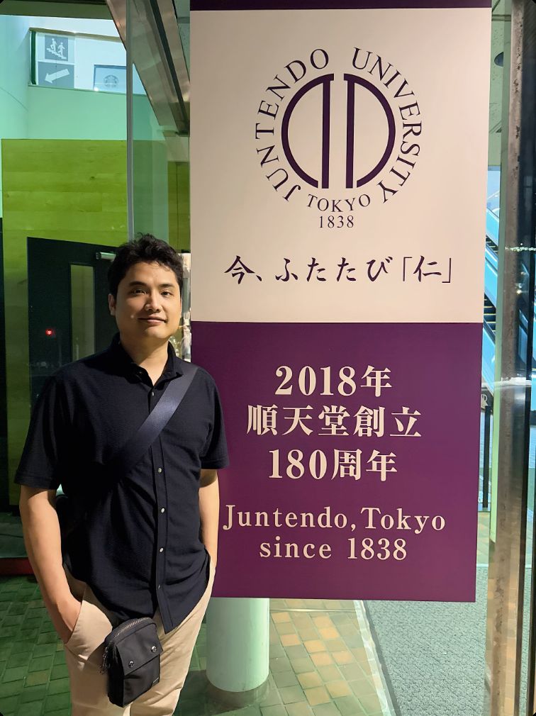 於日本順天堂醫院前留影